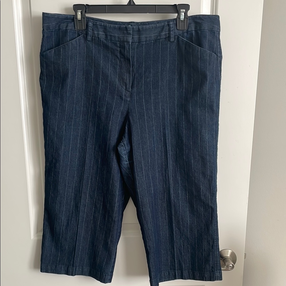 Larry Levine dark Indigo stretchy denim with Pinstripe Capris